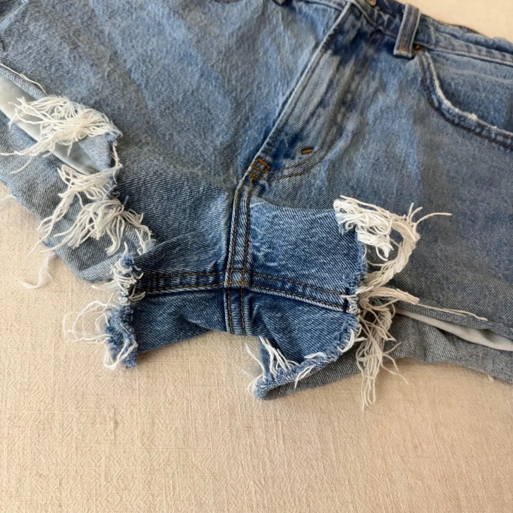 Abercrombie & Fitch Curve Love High Rise Mom Short Denim Distressed Blue Size 26 - Picture 3 of 7
